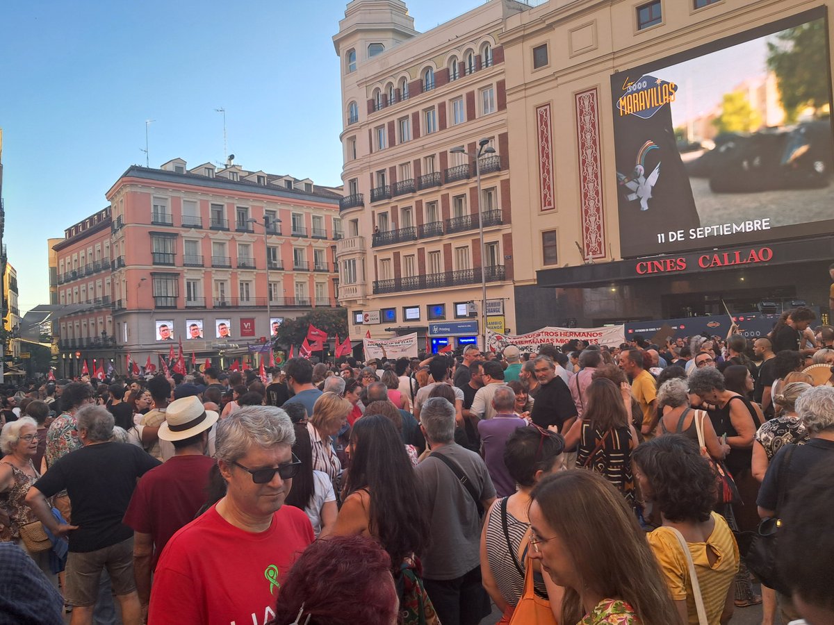 SindicaEstudian's tweet photo. ¡Nativa o extranjera, la misma clase obrera! 

En Madrid también salimos a las plaza de Callao contra la ultraderecha y los pogromos racistas que PP y Vox están alentando en Ceuta contra nuestros hermanos y hermanas migrantes. https://t.co/MvgJvQdSZG