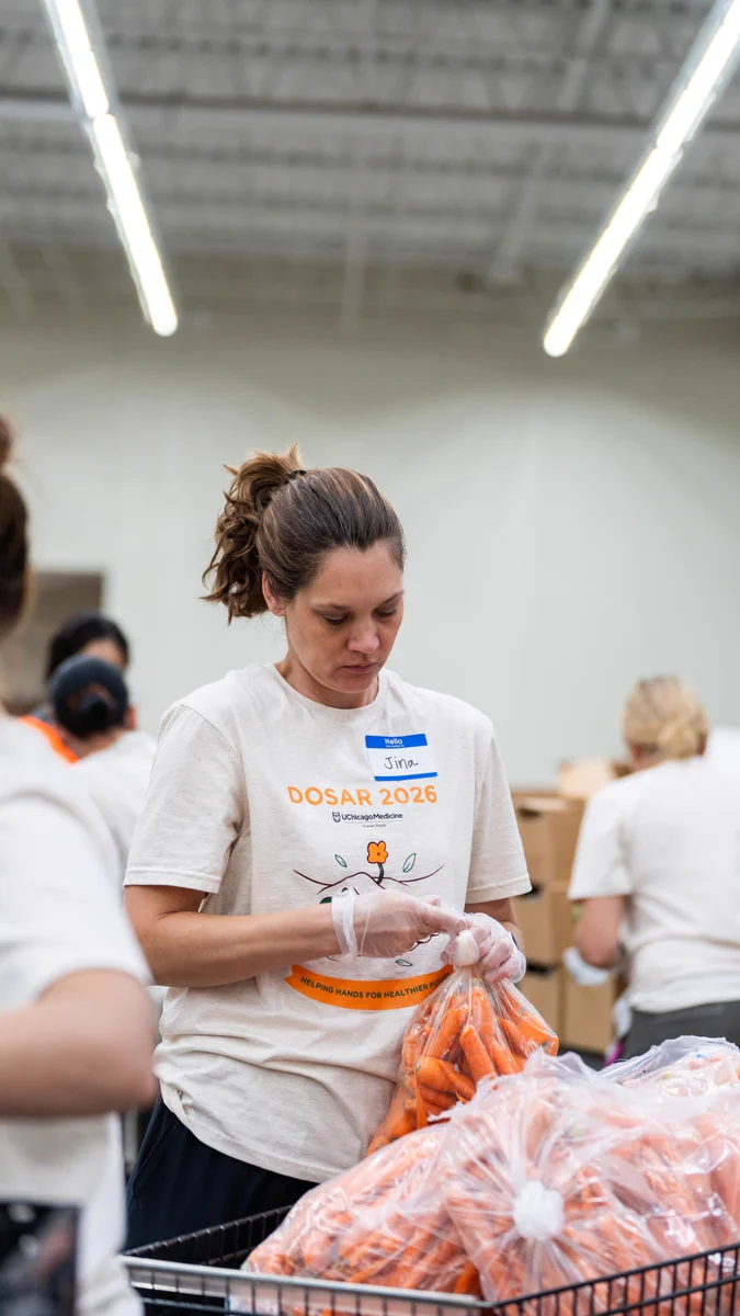 A volunteer packing carrots at DOSAR