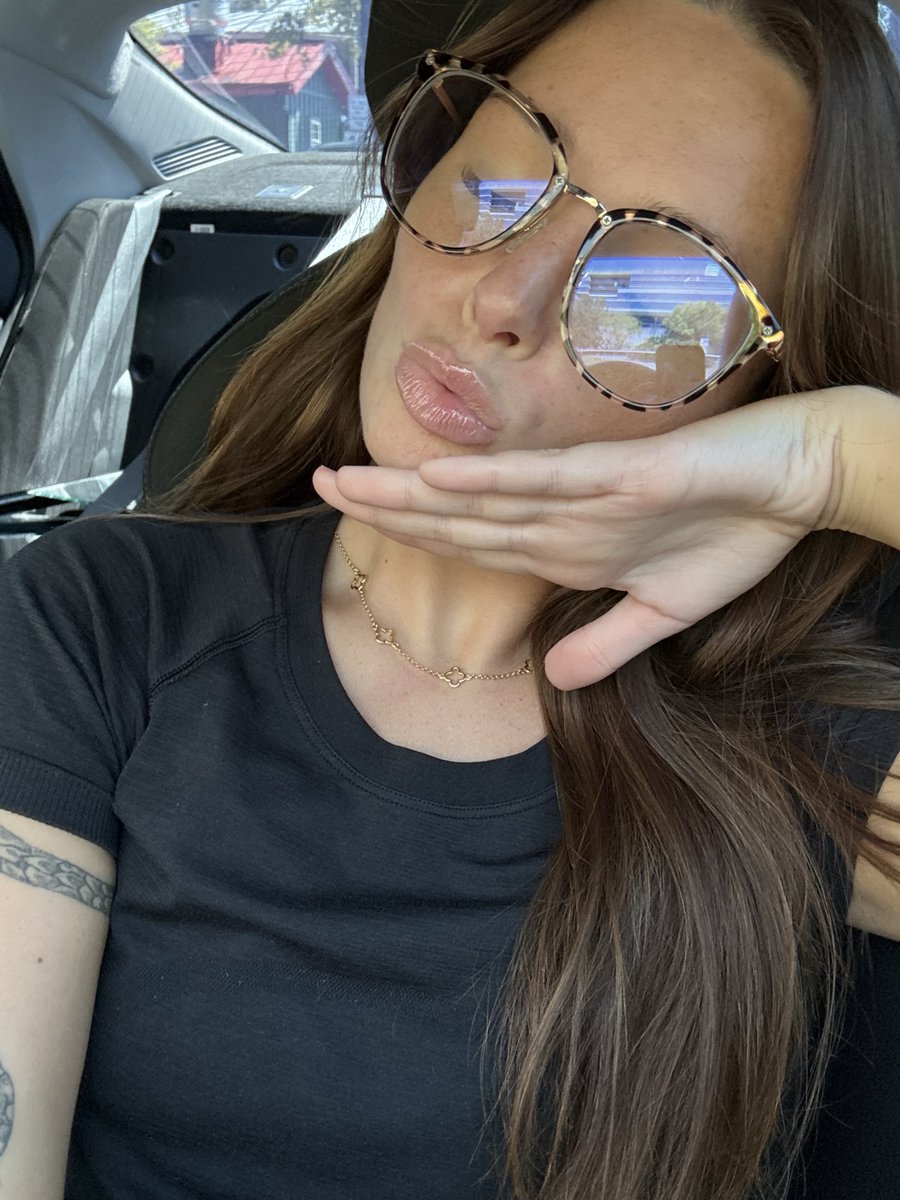 lilligoddesss's tweet photo. selfie that sends you spiraling😵‍💫😋 https://t.co/NC5ubtJVIy