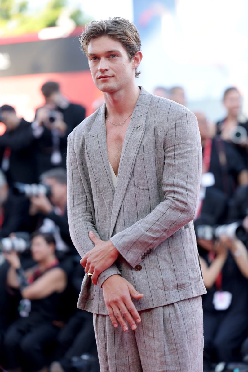samewings's tweet photo. scusate devo riprendermi da questo red carpet 🫠🫠

#venezia83 https://t.co/w7VS9THBuU