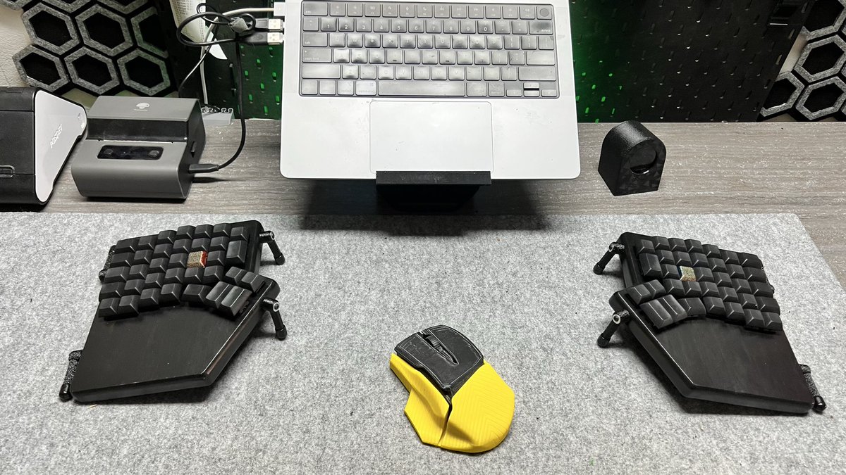 FalbaTech's tweet photo. #Redox FT Wireless 🖤 Bamboo Black FullHand + Tilt Tent. #ZMK, nRF52840 & #Falviko wall modules. My daily ergonomic setup. ⌨️
#MadeinPoland
#FalbaTech #py #keeb #keeb_pd #keyboard #code #poland https://t.co/pPRpmetuLw