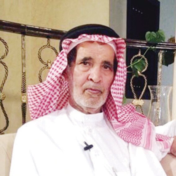 ALfalehaaa's tweet photo. الدكتور عبد الرحمن بن سليمان العثيمين - رحمه الله - (ت 1436هـ 2014 م) أستاذ جامعي، وعالم بالعربية، وبحَّاثة ومُحقِّق،ومن خبراء المخطوطات العربية.
عُرِف عنه جديّتُه وصبرُه وجلَدُه في كلّ أحواله .. لمّا ذهب إلى ألمانيا للعلاج أخَذَ معه كتاب (قلائد الجُمان) في تسعة مجلدات وأتمّ قراءتها كاملة وهو على فراش المرض.
ومن عجائبه أنّه سَافَر وهو طالب في الكُليّة إلى الموصل بالعراق؛ لأنّ أستاذه قال لهم:(مَن وجَد بيتًا زائدًا على ديوان النابغة المطبوع فلَه الدرجة كاملة)، فذهب ليُقارِن ديوان النابغة المطبوع بمخطوطةٍ هناك ولم يجد زيادة.
كان - رحمه الله - كثير الأسفار إلى العديد مِن الدول بحثًا عن المخطوطات، وزيارة المكتبات للبحث عن كل ما هو جديد في عالم الكتب والتراث.