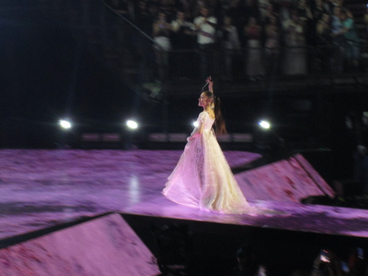4loversbylamp's tweet photo. les photos de zinzins que j’ai prises @TeamAriana donnez moi un travail la vérité https://t.co/a4NUHNv8Dw