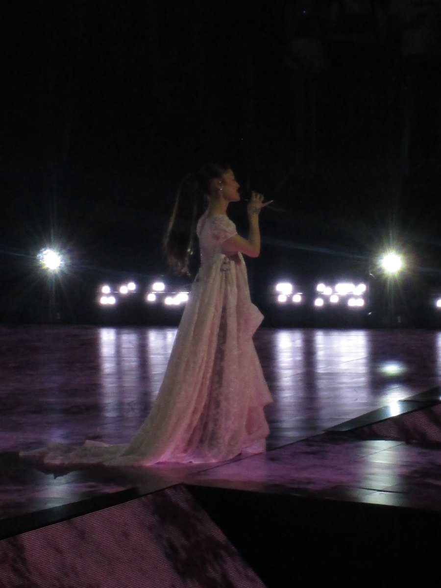 4loversbylamp's tweet photo. les photos de zinzins que j’ai prises @TeamAriana donnez moi un travail la vérité https://t.co/a4NUHNv8Dw