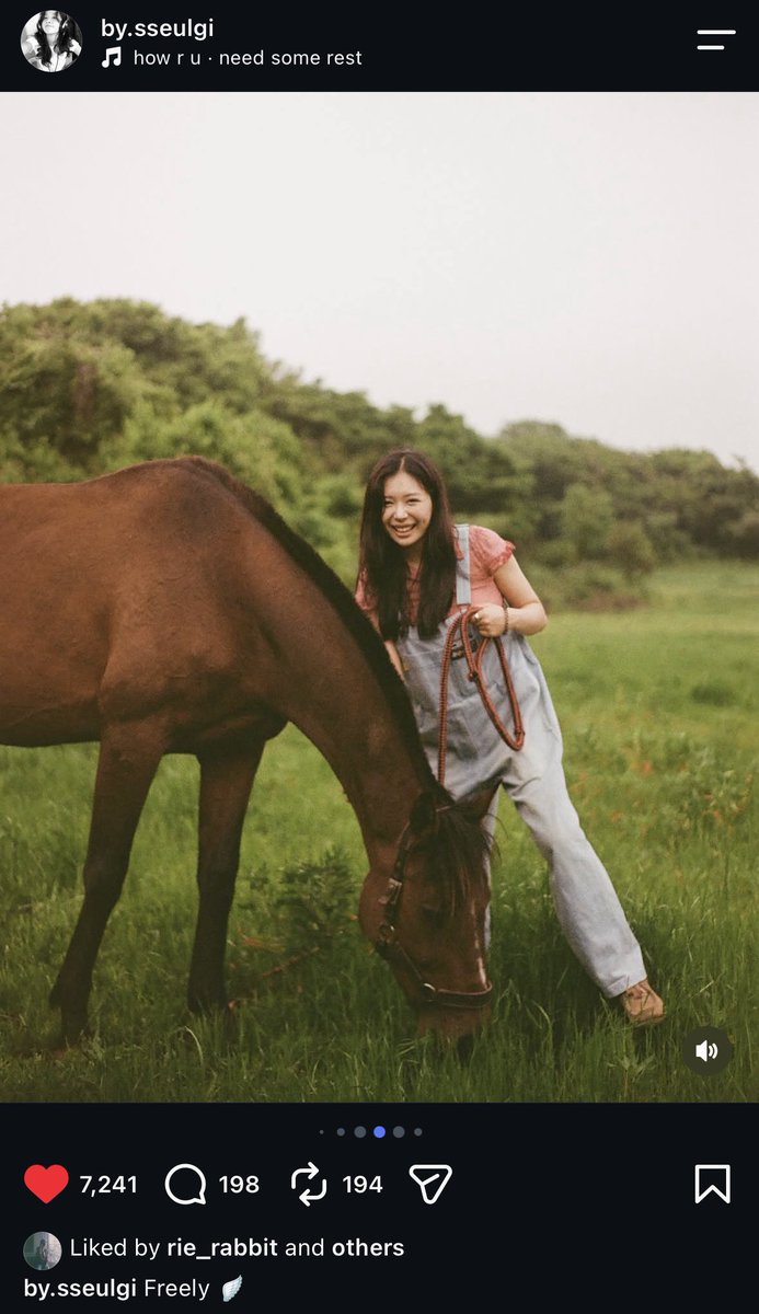 28seulgi's tweet photo. this photo genuinely broke me. sujin has a beautiful unforgettable smile. she will be remembered always🤍 https://t.co/LsnWnTnHCi