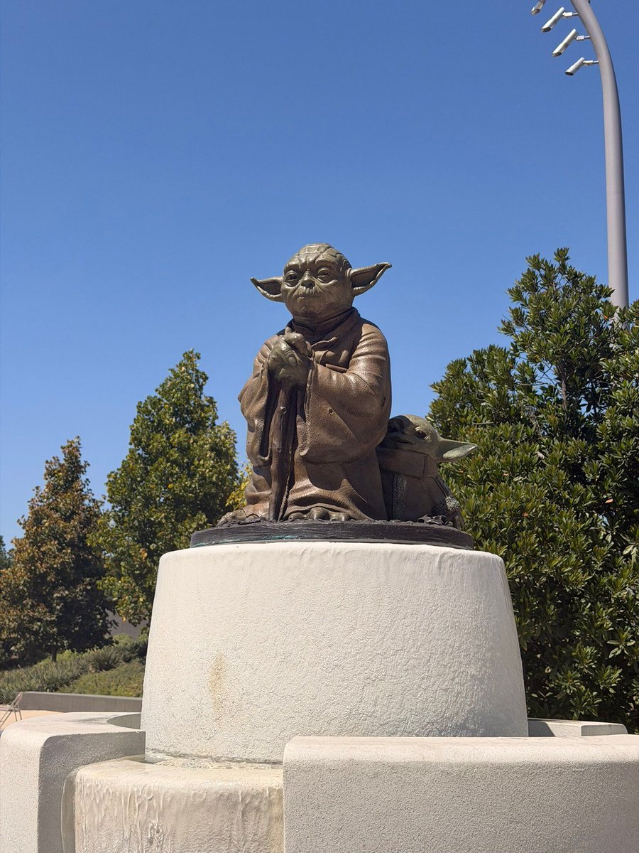 StarWarsRenmei's tweet photo. 今月オープンのLucas Museumには、ヨーダとグローグーが一緒にいる銅像が設置されている📸

:Vaders Order https://t.co/MxqBLa6pDm