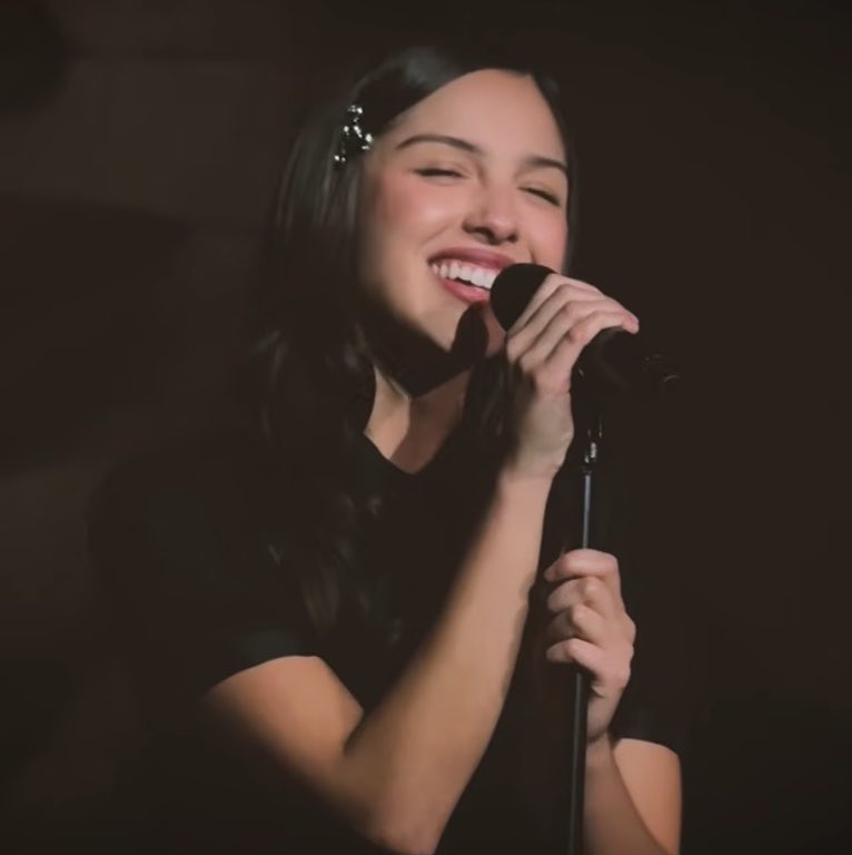 sinkquette's tweet photo. livs smile when everyone sang at the end of maggots for brains 🥹 https://t.co/3ecjTVuieG