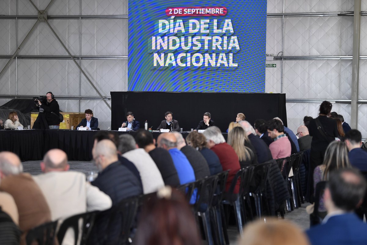 Kicillofok's tweet photo. La Argentina está viviendo las consecuencias de un plan sistemático de desindustrialización por un Gobierno nacional que quiere cambiar de raíz la matriz productiva y construir un país primarizado.

No hay que confundirse, el problema no es la industria, los trabajadores ni las empresas que están quebrando: el problema se llama Javier Milei.