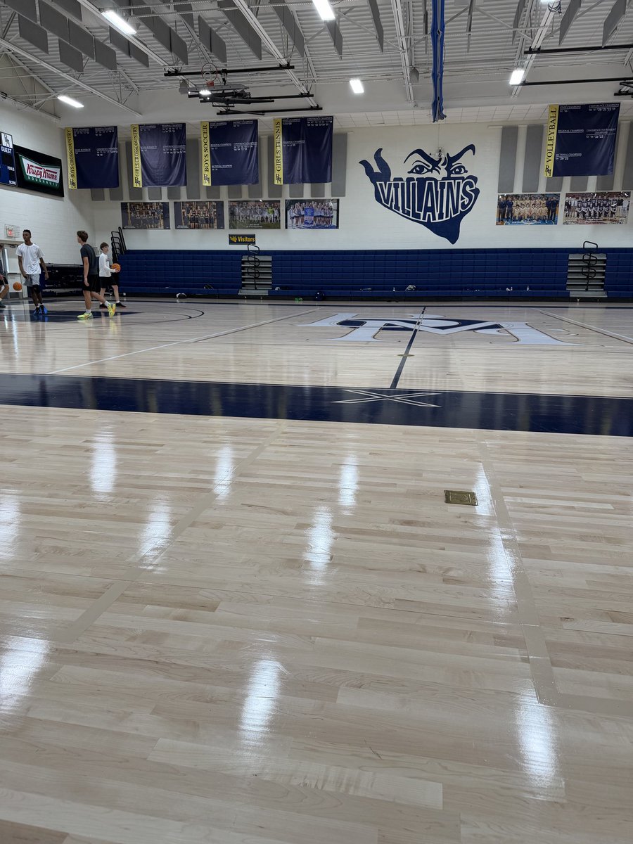 bmoney277's tweet photo. Here for Bishop McGuinness open gym always a well coached group. The Villains team will have a core group of seniors leading the way and should expect big years for Bryce Chapman and JJ Short. They will have major contributions from several guys and be in the mix come playoffs. https://t.co/uC9LE6l5tF