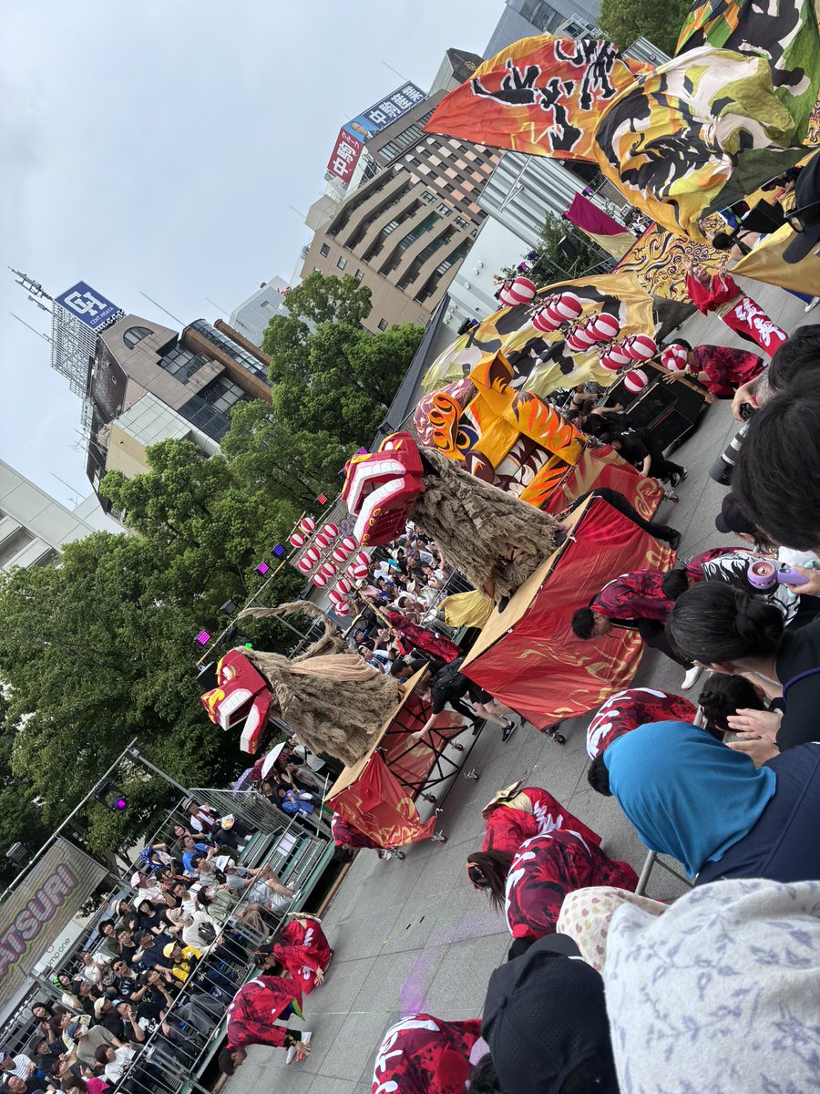 premiere_endz's tweet photo. 笑舞すごく良かった。今年のイチオシ☝️
踊り子の楽しんでると観客の楽しませるのバランスが良いというか、会場一体でテンション上がって笑顔になれる作品🟥
色んな感情が入り混じってるであろう日曜オアシスでの演舞も良かった。またどこかでお目にかかりたい。
#どまつり #笑舞 https://t.co/2wL47gIJzF
