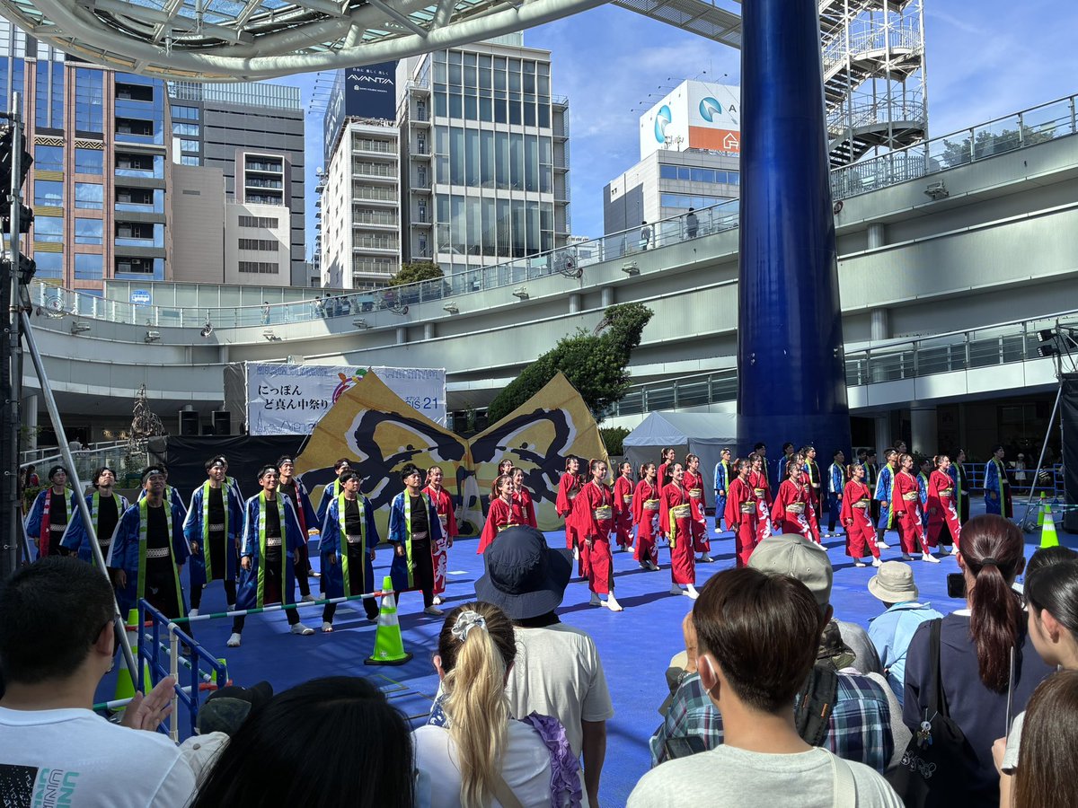 premiere_endz's tweet photo. 笑舞すごく良かった。今年のイチオシ☝️
踊り子の楽しんでると観客の楽しませるのバランスが良いというか、会場一体でテンション上がって笑顔になれる作品🟥
色んな感情が入り混じってるであろう日曜オアシスでの演舞も良かった。またどこかでお目にかかりたい。
#どまつり #笑舞 https://t.co/2wL47gIJzF