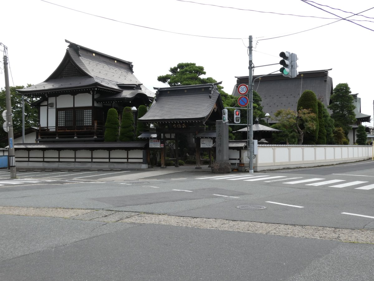 mrtakimura's tweet photo. 山形市の正徳寺さんです。上町三丁目の交差点を見てきました。 https://t.co/bzui0HVAow
