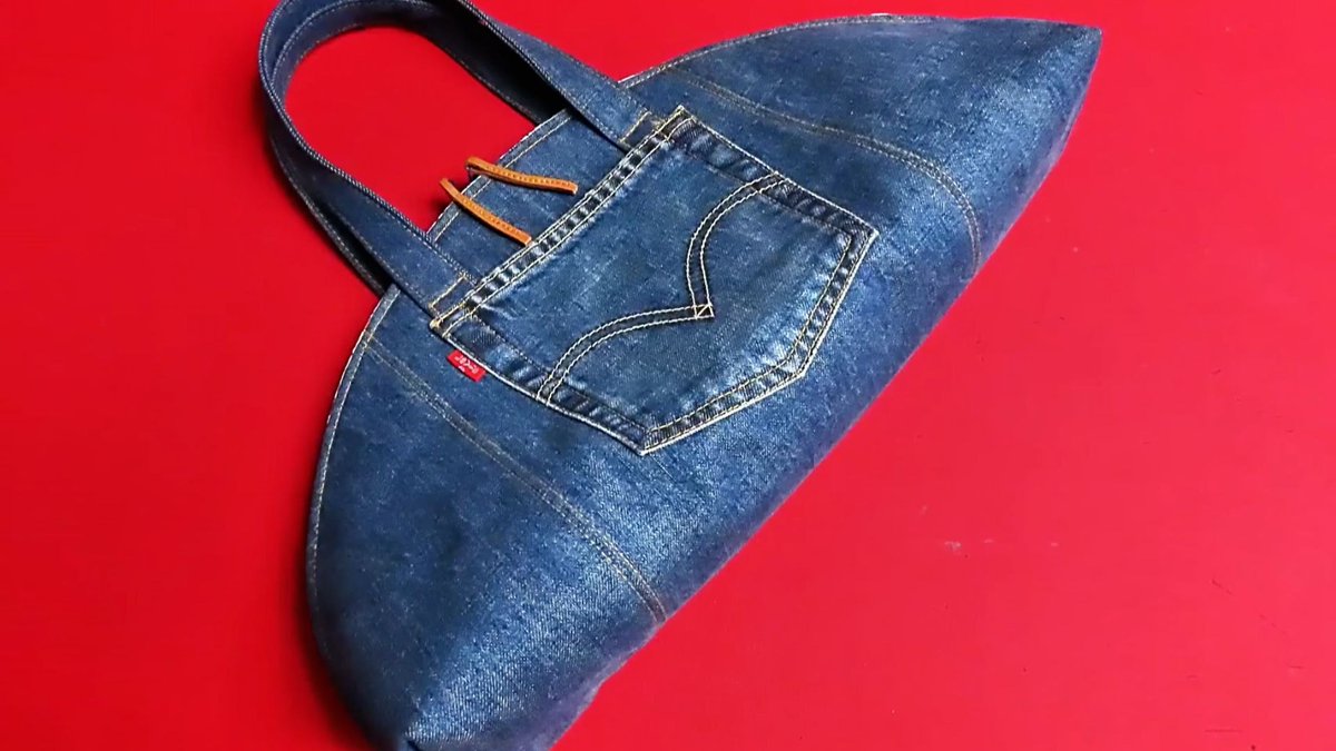 Mg42432467's tweet photo. Turn old denim jeans into a trendy crossbody bag in 10 mins—zero waste, full style! Perfect for thrifty fashion lovers.， https://t.co/PIk2PVf9jb
