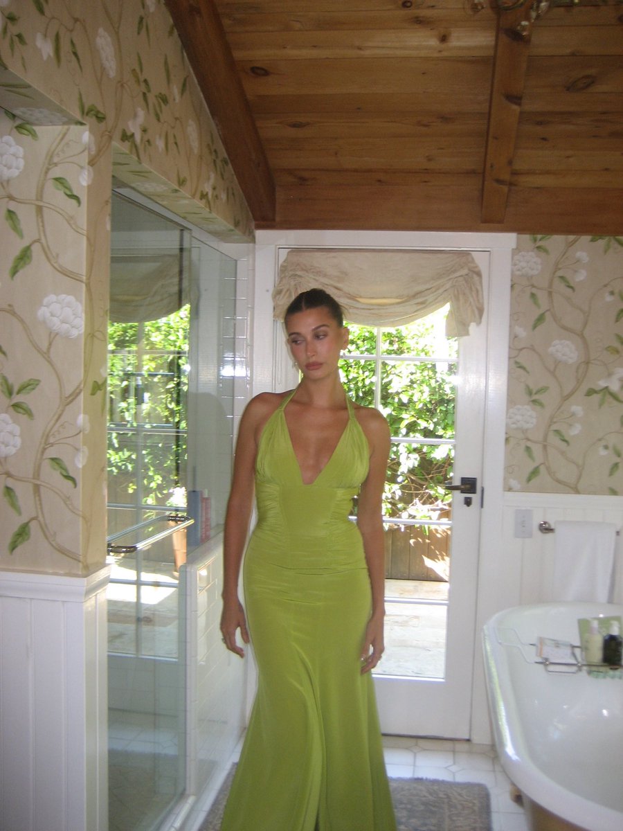 portalhaileybr's tweet photo. Hailey Bieber pronta para o casamento de Claudia Sulewski e Finneas O'Connell, realizado no San Ysidro Ranch, em Santa Barbara, Califórnia. (29/08) https://t.co/9dhl9JIIaH