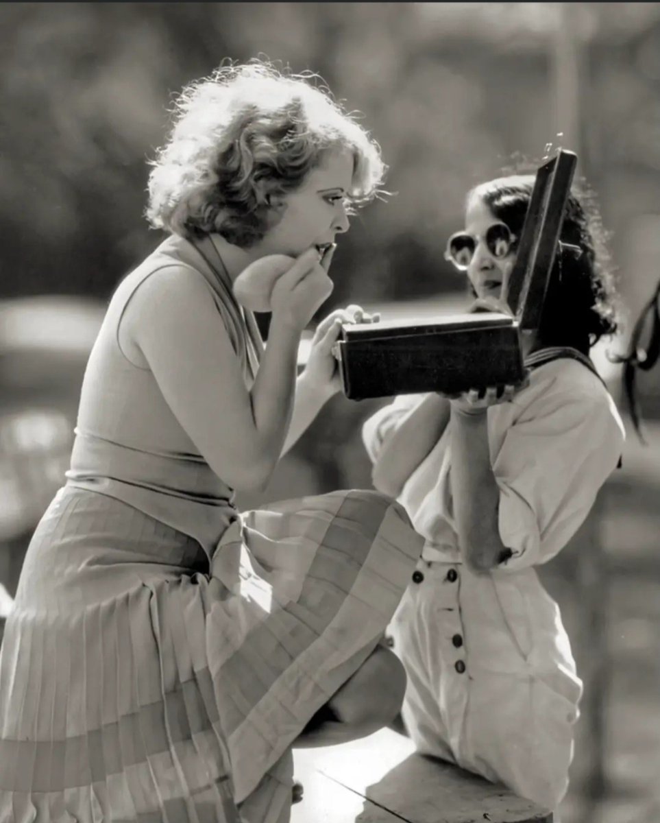Lompac2026's tweet photo. Clara Bow is seen here touching up her makeup on the set while filming Red Hair (1928)

#ClaraBow #Hollywood #RedHair #OldHollywood #ClassicStars #ClassicFilms #HollywoodStars #Actress https://t.co/UzYsP3cyWm