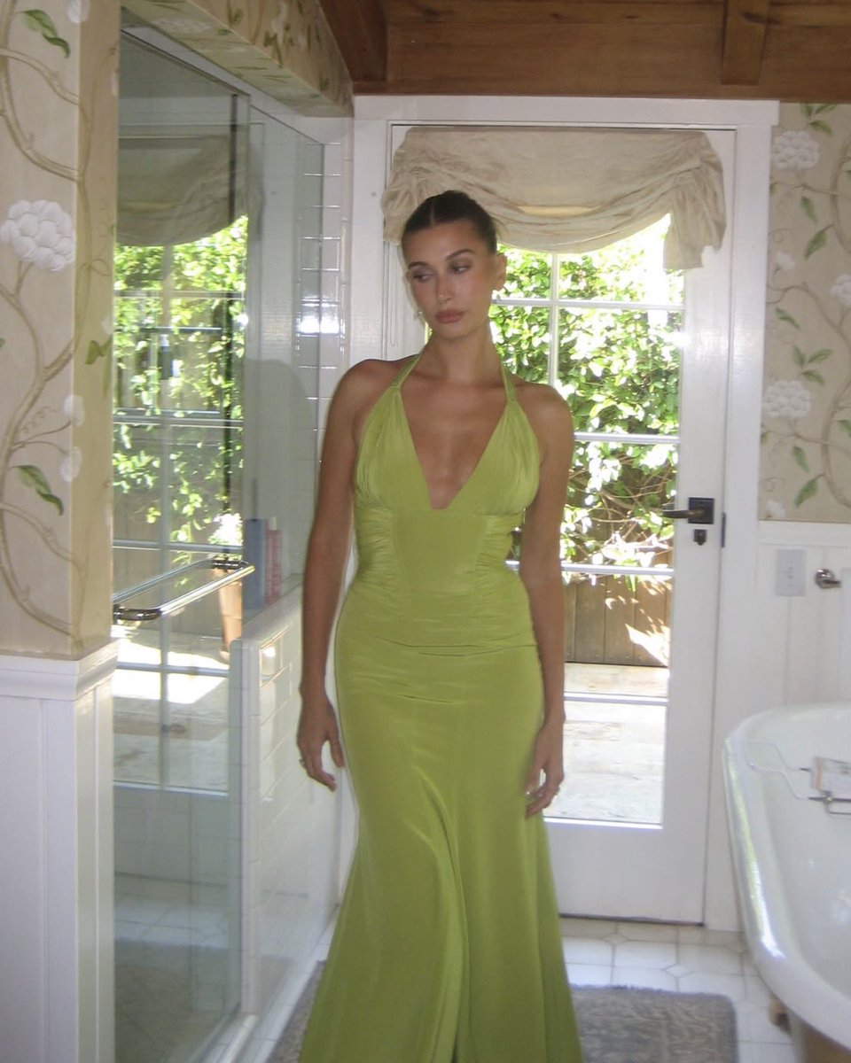 offmybieber's tweet photo. THE DRESS !!!! https://t.co/fyXLbs74lp