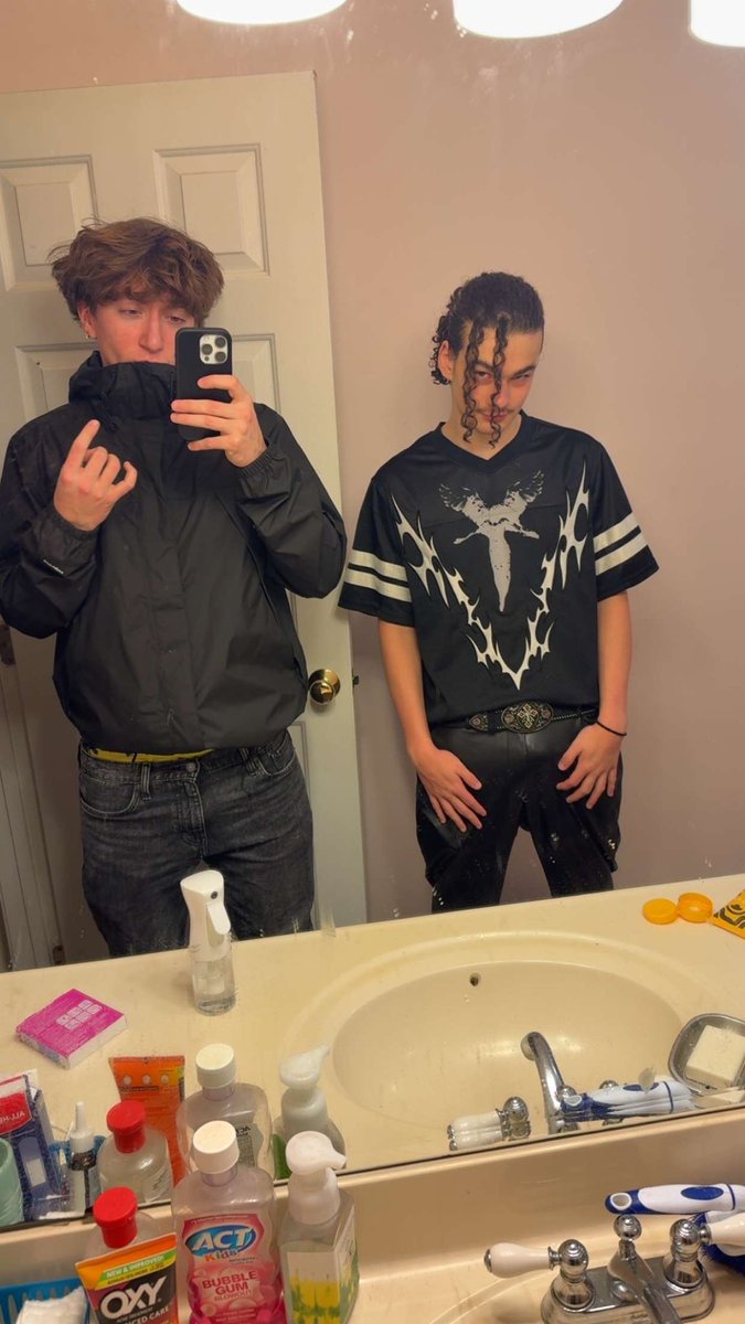 Ironman1012sd's tweet photo. Ik no one bouta c dis
But idk if I should grow my hair out again or trim it again https://t.co/rpiyRDprn2