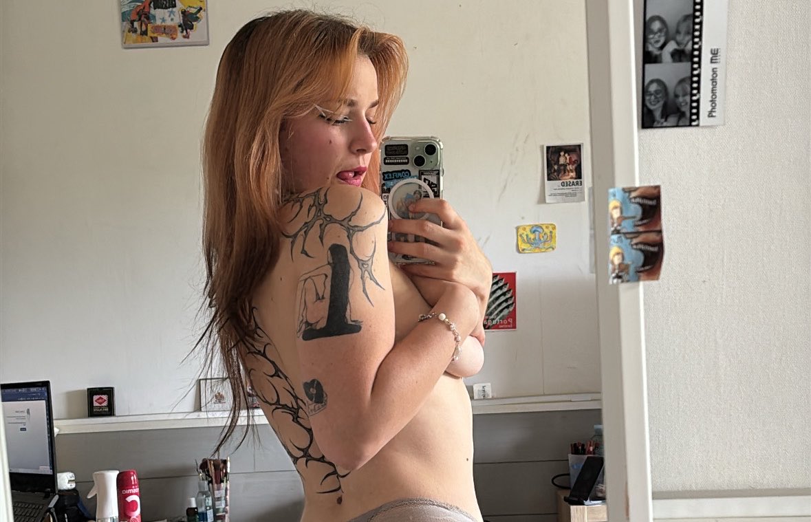 _zouav_'s tweet photo. HOT GIRLS FOR MÉLENCHON 1.0 (jvais grave suivre le move ehe) https://t.co/EGIxI35POF