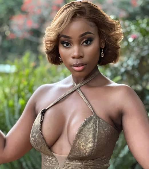 OkaMpande's tweet photo. From matriculating in Durban and immediately booking her debut TV gig on Isithembiso within the same year, to dominating global screens as Zandile in Lobola Man and Matipa in The Polygamist, Kwanele Mthethwa’s acting trajectory is pure elite talent. Did you know she’s also an incredibly gifted singer? South Africa really holds the master blueprint for global superstars. 🇿🇦🌍✨