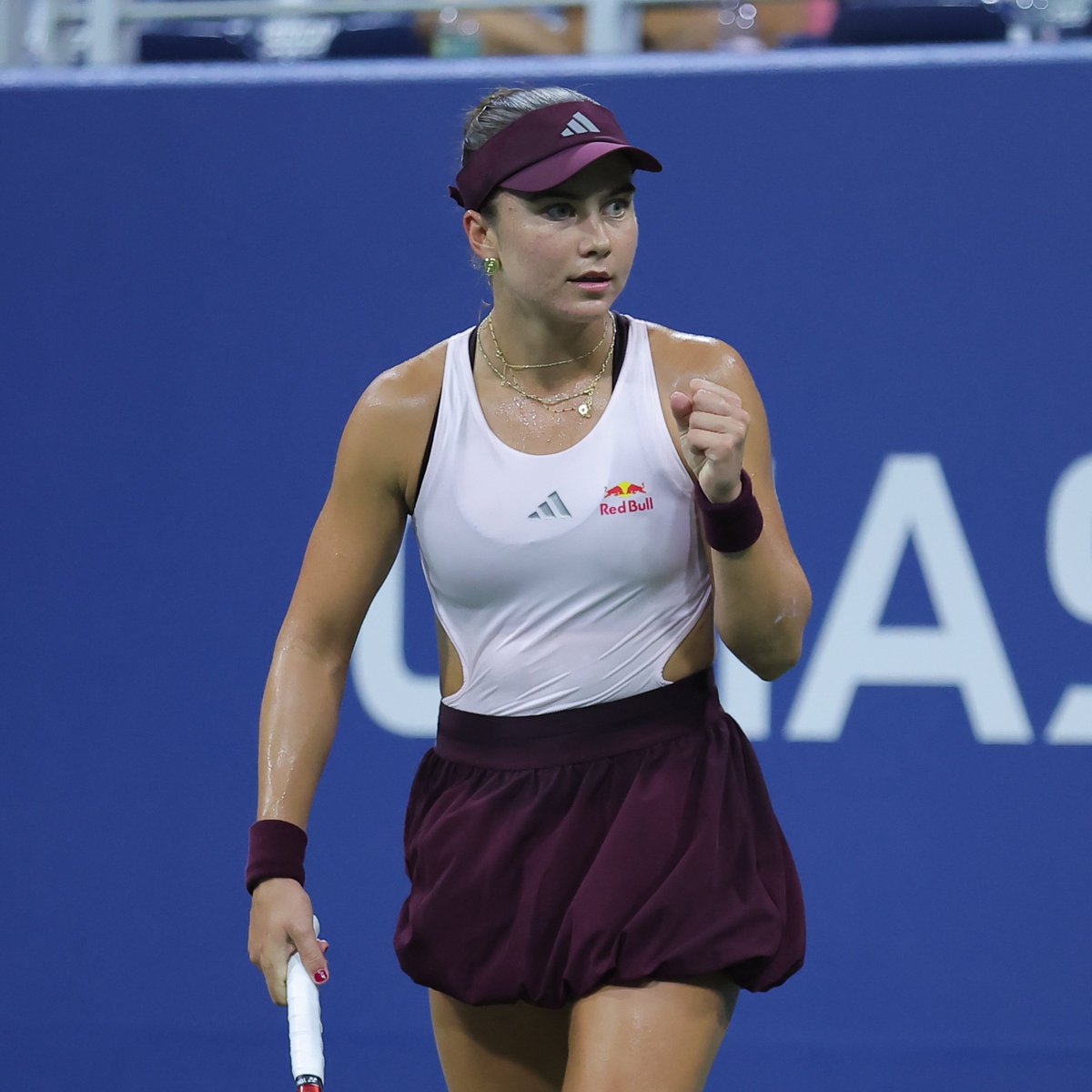 WTA's tweet photo. Forehand winner to seal it 🔥

Iva Jovic closes out a rain delayed match from yesterday in straight sets against Frech, 7-5, 6-3!

#USOpen https://t.co/tY8tFTreh3