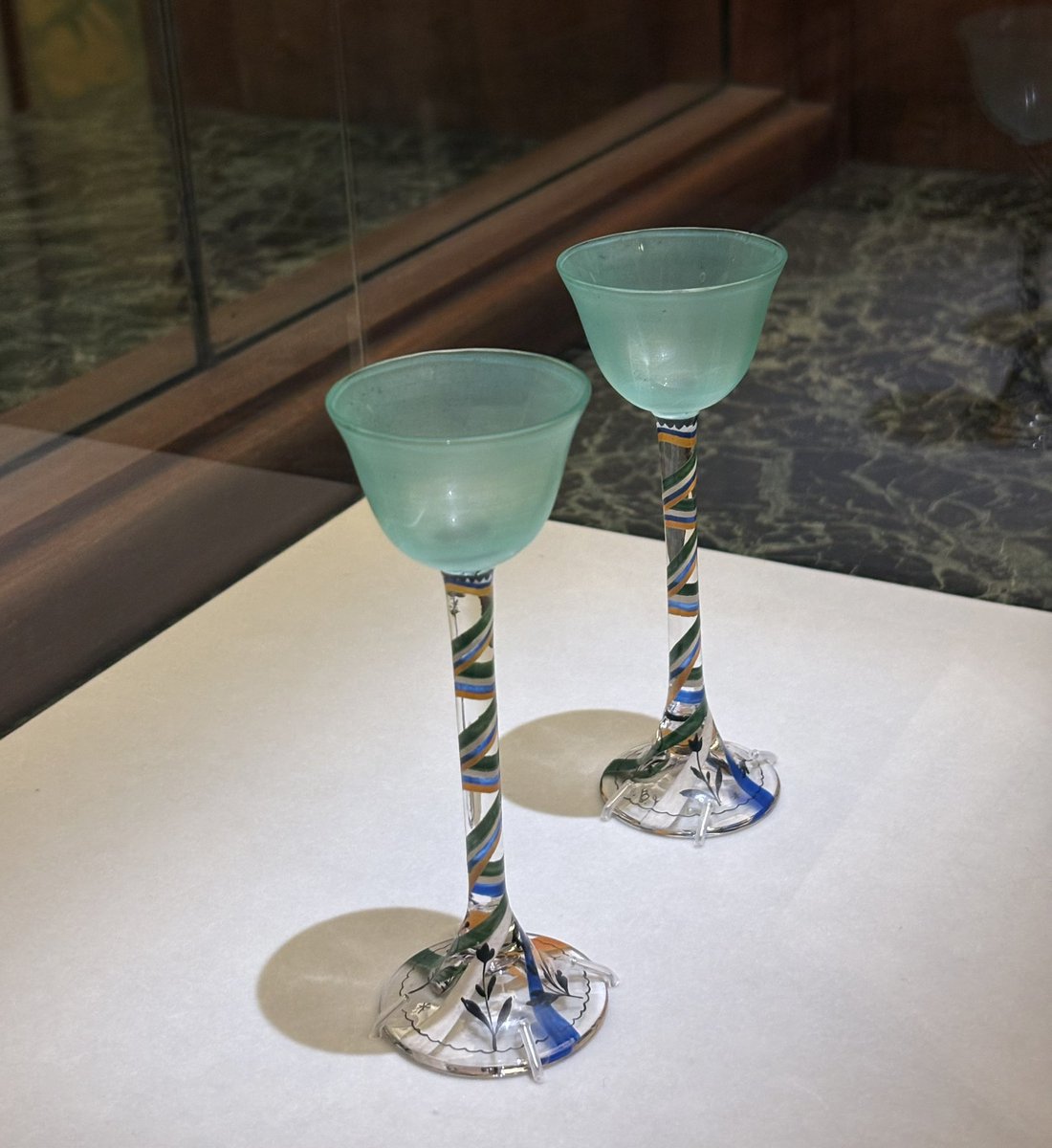 CUECUE22's tweet photo. ルーシー・リー展 〜東西をつなぐ優美のうつわ〜 @東京都庭園美術館

静謐だけれど温かな印象。燻んだピンク、孔雀の羽根のような青、複雑なブルーグレーなど、釉薬によって作られる豊かな色彩にため息が出ます。

庭園はいつもながら緑に溢れていて、ほうっとしますね✨ https://t.co/d94MNzqahr