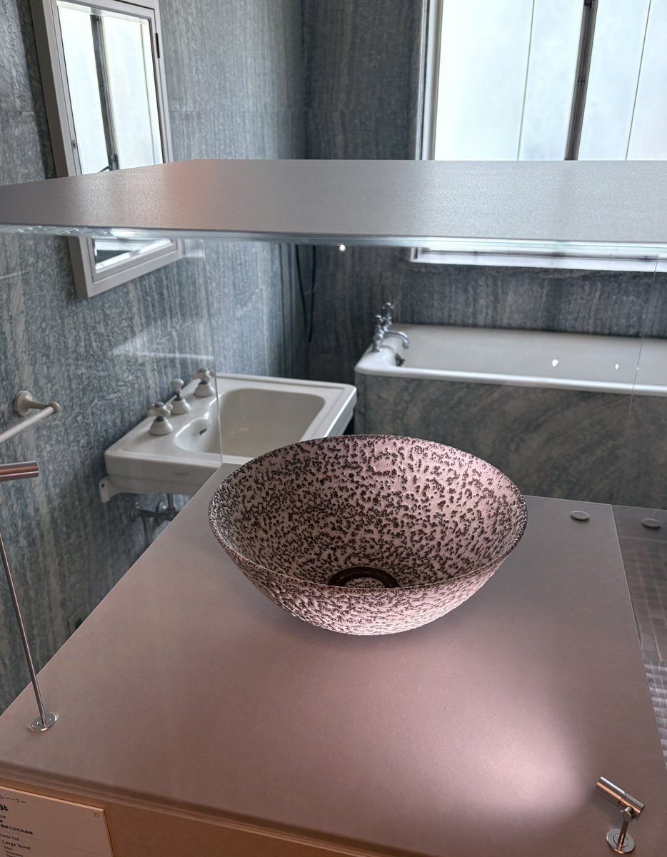CUECUE22's tweet photo. ルーシー・リー展 〜東西をつなぐ優美のうつわ〜 @東京都庭園美術館

静謐だけれど温かな印象。燻んだピンク、孔雀の羽根のような青、複雑なブルーグレーなど、釉薬によって作られる豊かな色彩にため息が出ます。

庭園はいつもながら緑に溢れていて、ほうっとしますね✨ https://t.co/d94MNzqahr