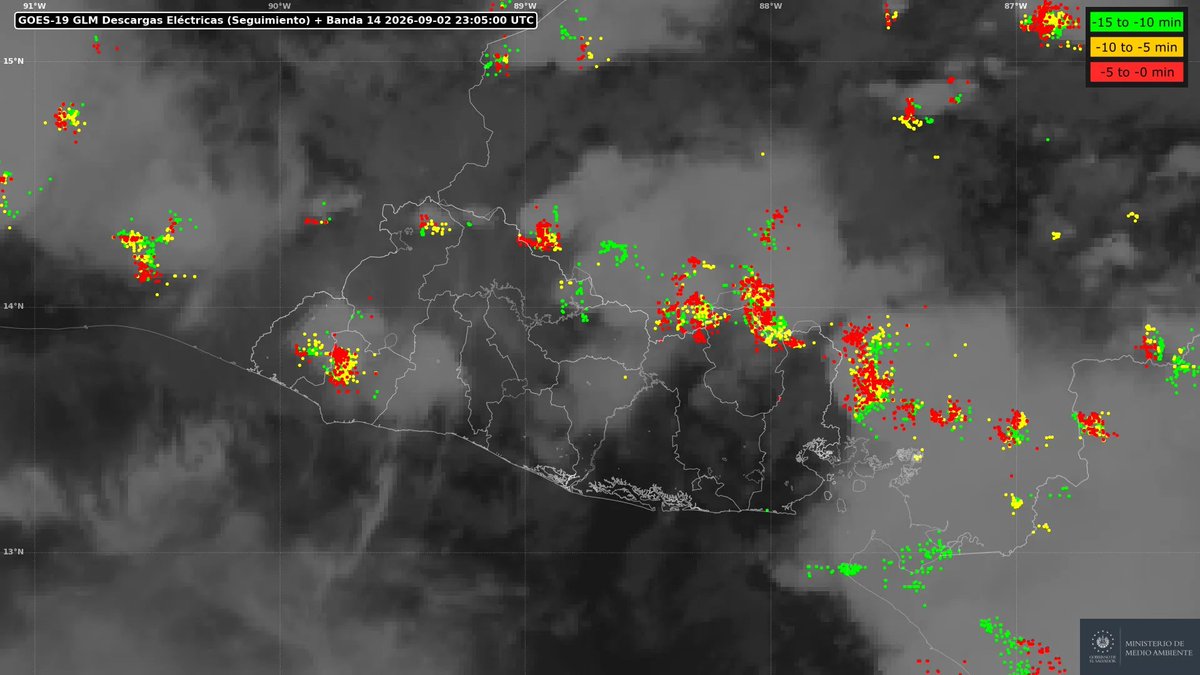 MedioAmbienteSV's tweet photo. 📌#ElObservatorioInforma | Pronóstico para la noche
Válido de 5:00 p. m. de 2026/09/02 a 12:00 a. m. de 2026/09/03

Actualmente, se registran tormentas al norte de Chalatenango, Cabañas, Morazán y La Unión; y en sectores de Ahuachapán y Sonsonate. El cielo está parcialmente nublado en el resto del país.

Pronóstico
Lluvia: para el final de la tarde, se espera una formación de tormentas en la zona oriental, sobre sectores de La Unión, de San Miguel y Usulután. Desde las primeras horas de la noche, se prevén dos líneas de tormentas desplazándose desde la zona oriental; la primera línea moviéndose hacia la zona norte, sobre sectores de Morazán, Cabañas, Chalatenango y el norte de Santa Ana, y la segunda línea moviéndose hacia la zona central y occidental, sobre sectores de San Vicente, La Paz, San Salvador, La Libertad, Sonsonate y el sector costero.

Viento: variando de 9 a 18 km/h. Durante las tormentas, vientos superando los 45 km/h.

Temperaturas:
* Zonas de montaña: 16 ─ 20 °C
* Valles interiores: 22 ─ 26  °C
* Zona oriental: 24 ─ 28 °C
* Zona costera: 26 ─ 29 °C