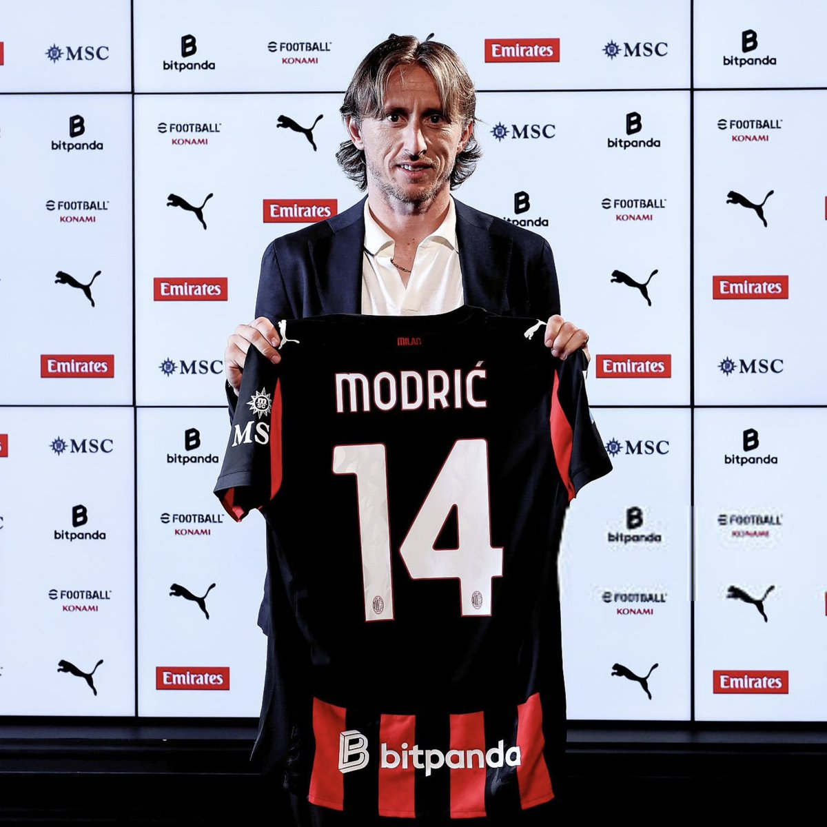 ActuFoot_'s tweet photo. 🚨 Luka Modric 🇭🇷 : « L’AC MILAN EST L’UN DES MEILLEURS CLUBS DU MONDE. ❤️🖤

Un club historique qui ces dernières années, n’a peut être pas obtenu les résultats auxquels tout le monde était habitué mais ça ne change rien : ÇA RESTE UN GRAND CLUB ET L’UN DES PLUS AIMÉS AU MONDE.

C’est l’une des raisons de mon choix… enfant, je regardais le football italien et MILAN ÉTAIT MON ÉQUIPE PRÉFÉRÉE.

Lorsque cette opportunité s’est présentée après le Real, JE N’AI PAS HÉSITÉ UNE SECONDE. »

🎙️ @marca