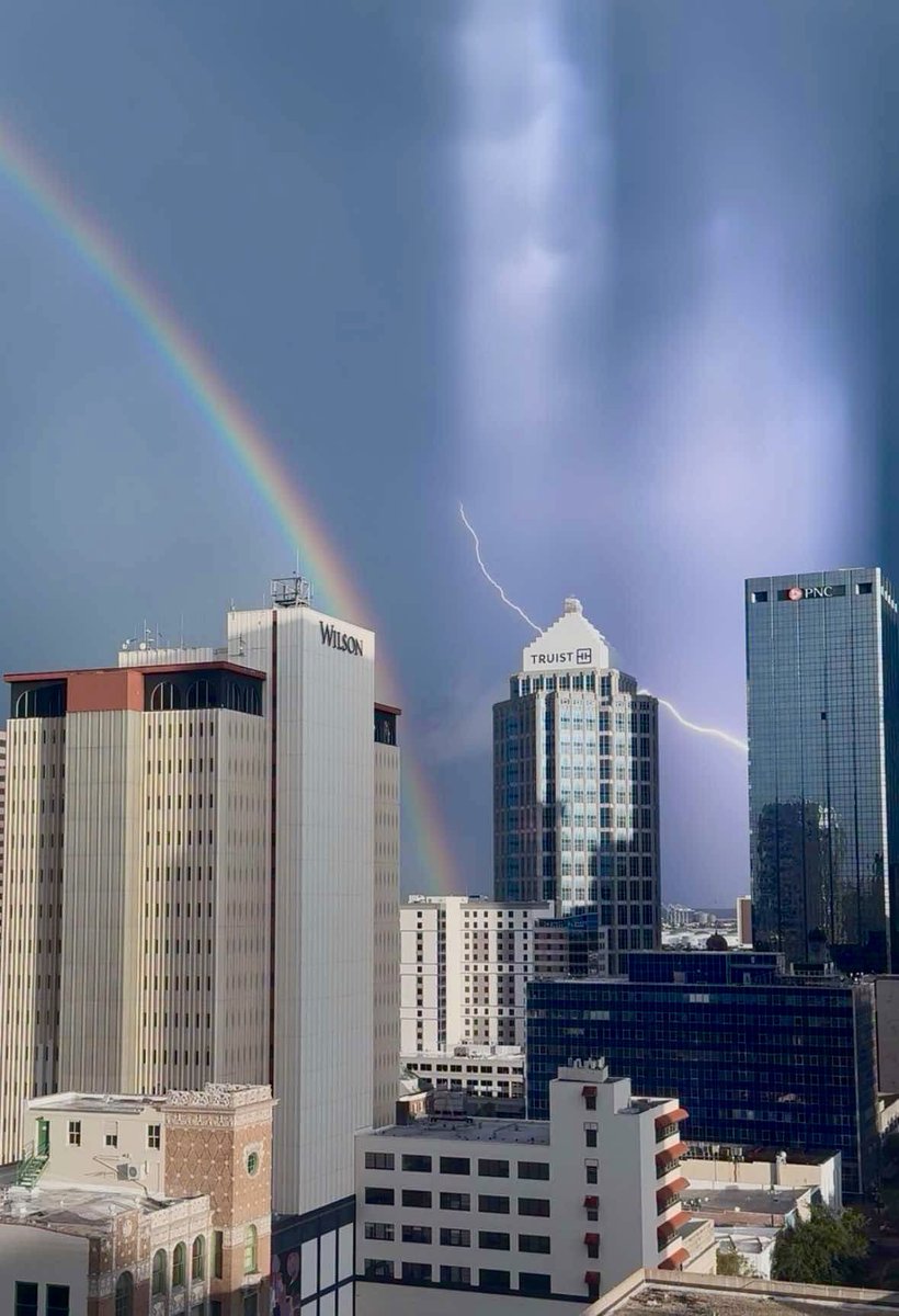 MattDevittWX's tweet photo. WOW! Epic shot of a lightning and rainbow combo during storms recently in Tampa, Florida! ⚡️🌈 Credit:  Brianna England @stormhour https://t.co/2yXtQ5YOI9