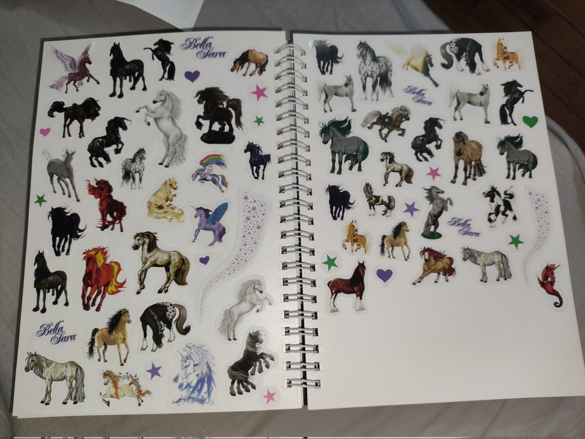 vaniyue's tweet photo. That one friend who likes horses https://t.co/k57IrTaXbs