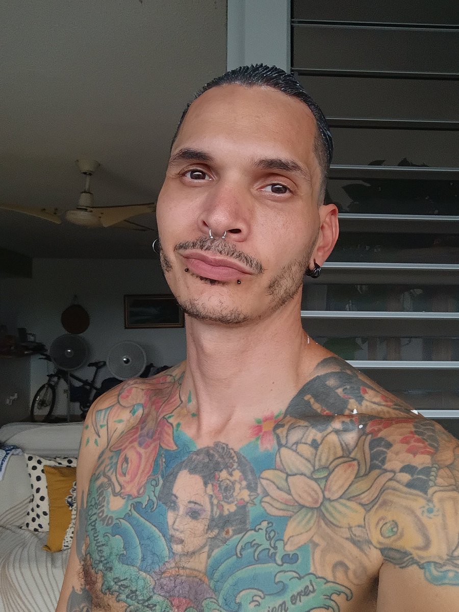 ovyper787's tweet photo. chchchchaaannngeeesssss.... Becky with the good hair temporary 😎✨ #freshhaircut✂️ #changes #vueltas #jayao #WednesdayVibe 🌈👽 https://t.co/kaQiN4qivA