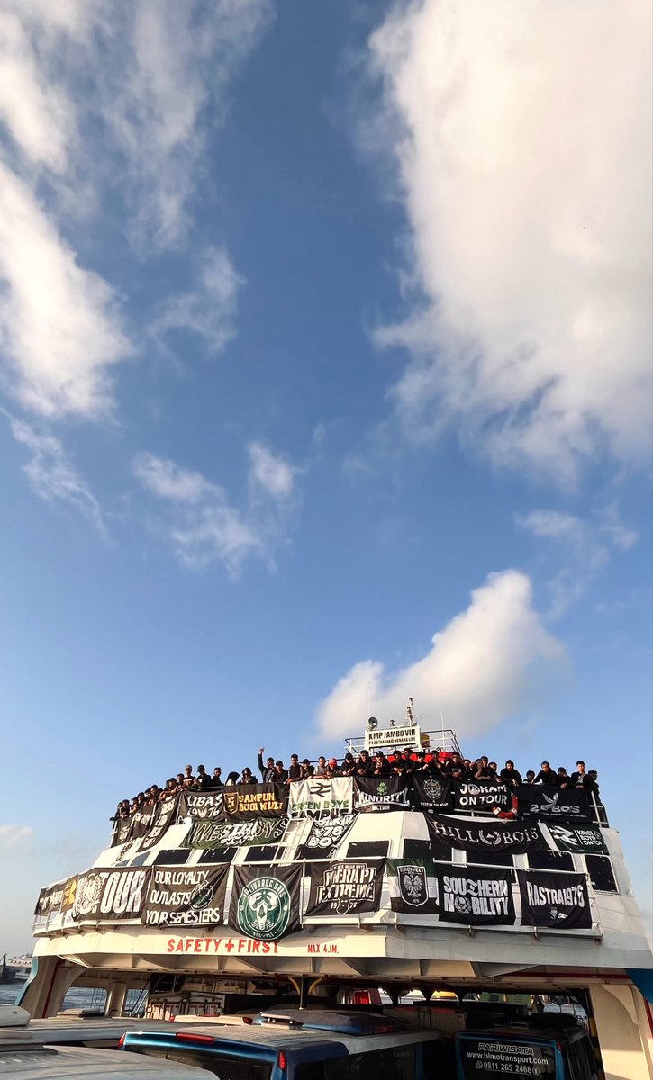 instiperboys's tweet photo. DI ATAS DARATAN DAN LAUTAN 🫵🏻💚 

#Awaydays #InstiperForPSS #BCSXPSS https://t.co/RDV9O6DsMm