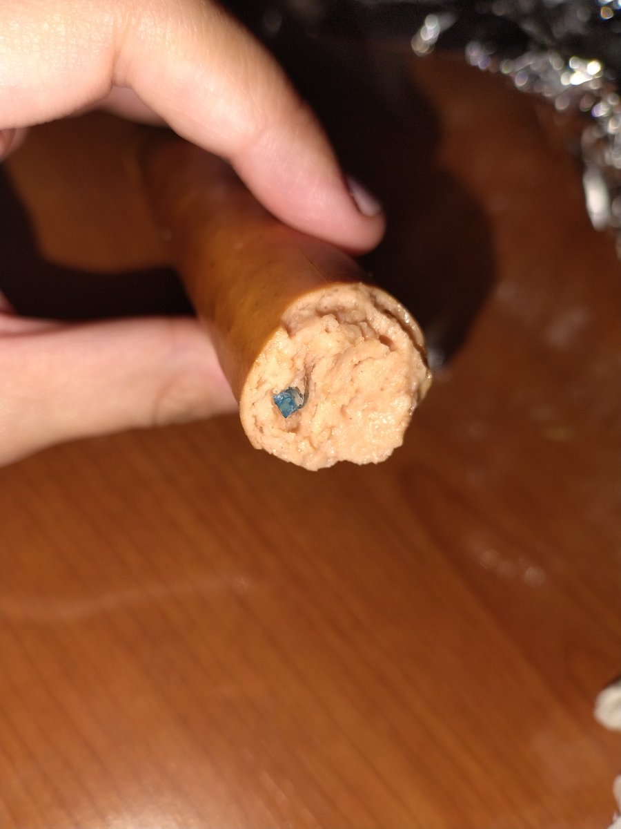 blaackstaain's tweet photo. @Mercadona  buenas, hemos encontrado hoy en vuestras salchichas de la marca LaSelva, las que vienen en un frasco de cristal, lo que parece un microplástico. Me gustaría saber qué medidas vais a tomar y cómo podemos estar en contacto para posibles trámites.
Gracias, un saludo. https://t.co/7U5f7bya9n
