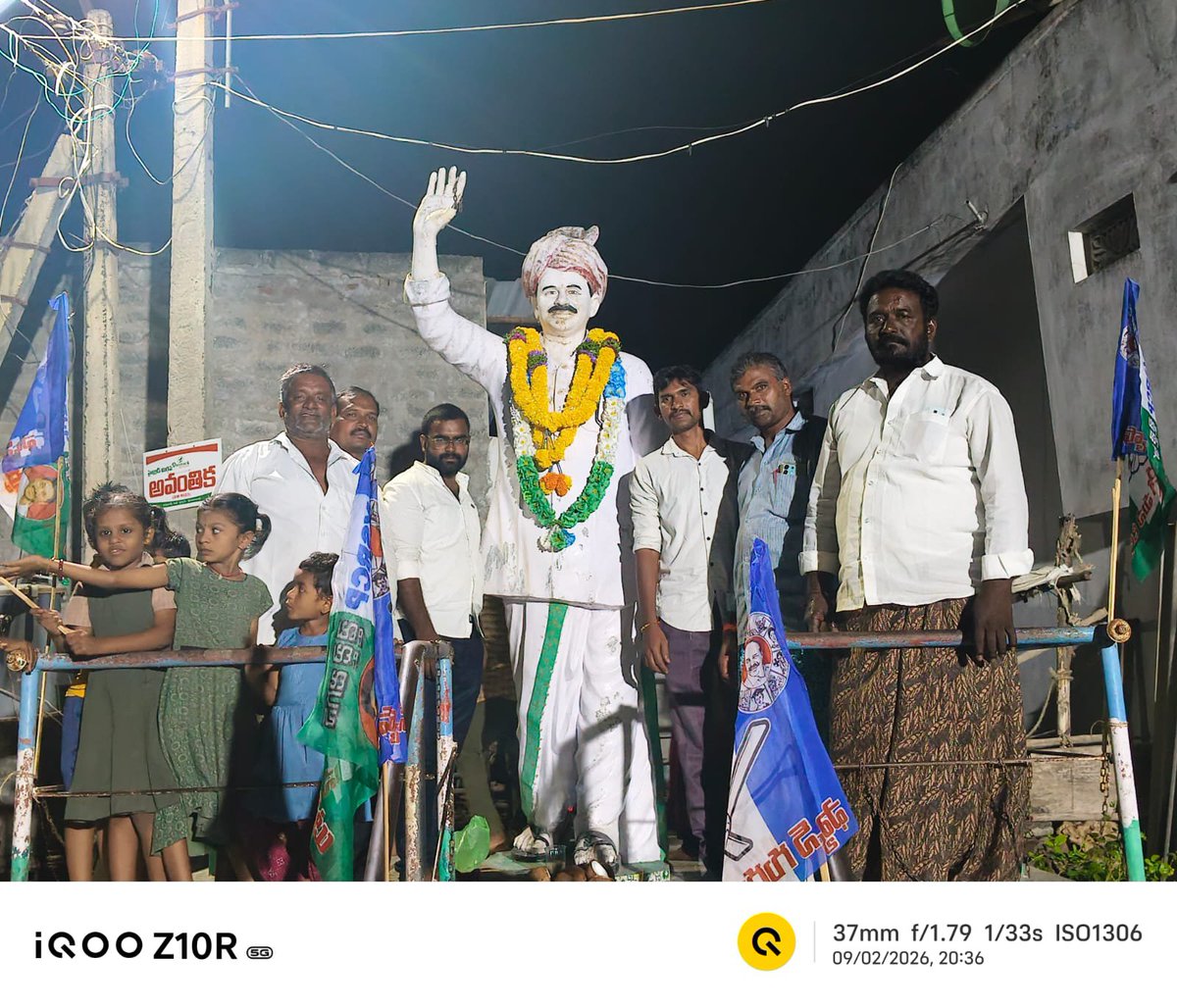 Tejeswararao795's tweet photo. ప్రజల మదిలో ఎప్పటికీ అమరుడు వైఎస్ఆర్!
సంతమాగులురూ మండలం కామేపల్లి లో జరిగిన మహానేత వర్ధంతి కార్యక్రమం. .
#chintalapudiashokkumar
#addankiysrcp
#YSRCPSOCIALMEDIA
#YSRCongressParty
#JaganannaConnects
#YSRLivesOn
#YSRForever https://t.co/xZxddcvoLw