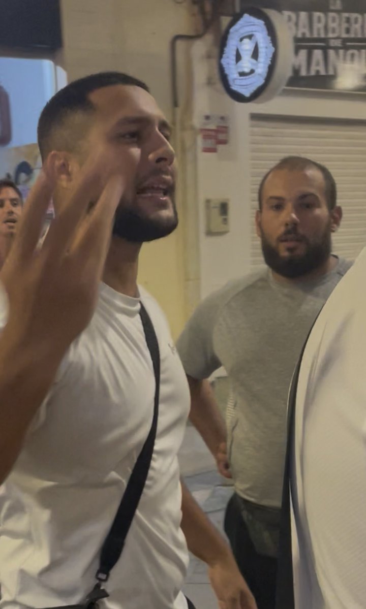 mariaduran's tweet photo. Este es el súbdito de Mohamed VI (y seguro que algo más) que dirige a la gentuza musulmana que busca españoles por Ceuta. Tenía muchísimo interés en que no le grabara la cara. Sería una pena que muchísima gente viera su imagen. https://t.co/E8N4tq4AkG