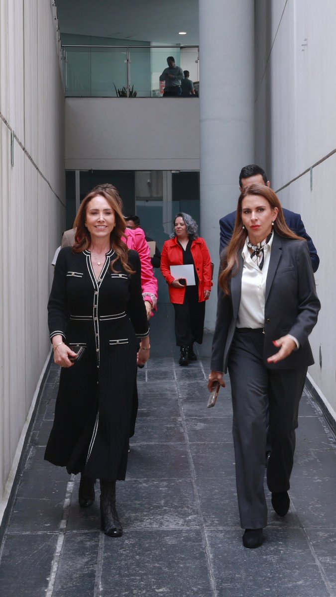 CristinaRuiz_S's tweet photo. Aquí seguimos, en el Senado de la República, con toda la actitud y atendiendo los temas de la agenda. ✅

¡Siempre firmes y para adelante! 🇲🇽 #PRImeroMéxico https://t.co/5XH1dPAL4D