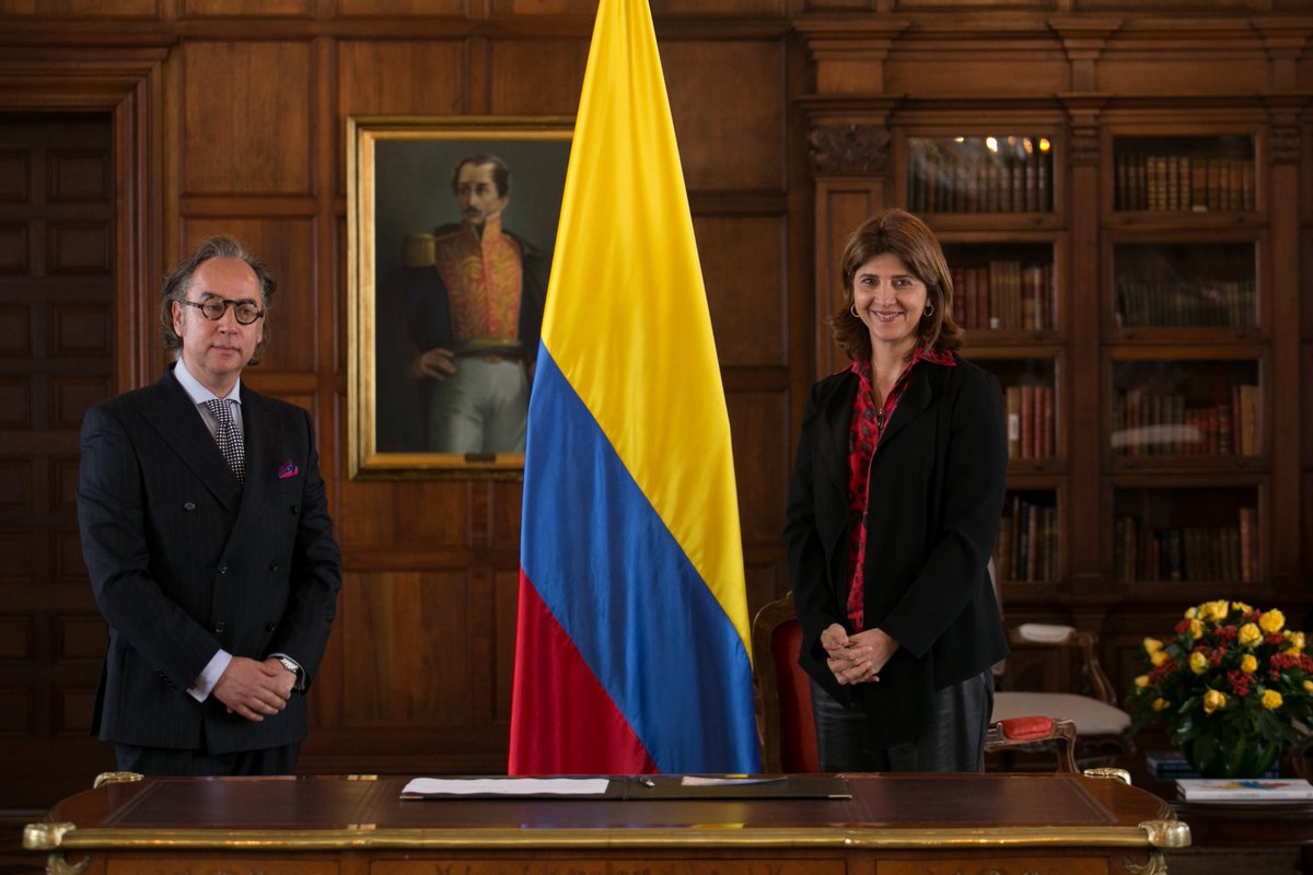 Melquisedec70's tweet photo. Atentos. 
Todo indica que se cae el nombramiento del diplomático Rodrigo Pinzón Navarro como Director General de Protocolo de @CancilleriaCol pues no cumple requisitos, dado que es arquitecto y esa profesión no está incluida en los perfiles. 
Pinzón Navarro, con más de 25 años de carrera en la diplomacia, ya había ocupado ese cargo en el gobierno Santos con la canciller María Ángela Holguín; no he podido verificar si en esa época los requisitos eran distintos. 
El funcionario tiene un proceso en la @PGN_COL por presuntas irregularidades en una obra de adecuaciones de la sede consular, y un contrato de arrendamiento cuando fue Cónsul General en Madrid. En marzo de este año le formularon pliego de cargos.