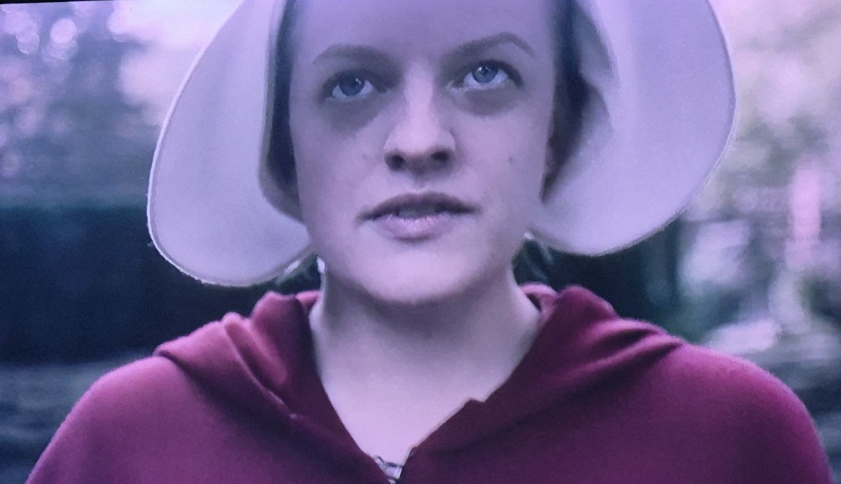 favzukos's tweet photo. estou assistindo o conto da aia, como mulheres conseguem fazer coisas assim com suas iguais ?? o mais chocante é q não está nada longe da realidade https://t.co/qEUn6ntZVQ
