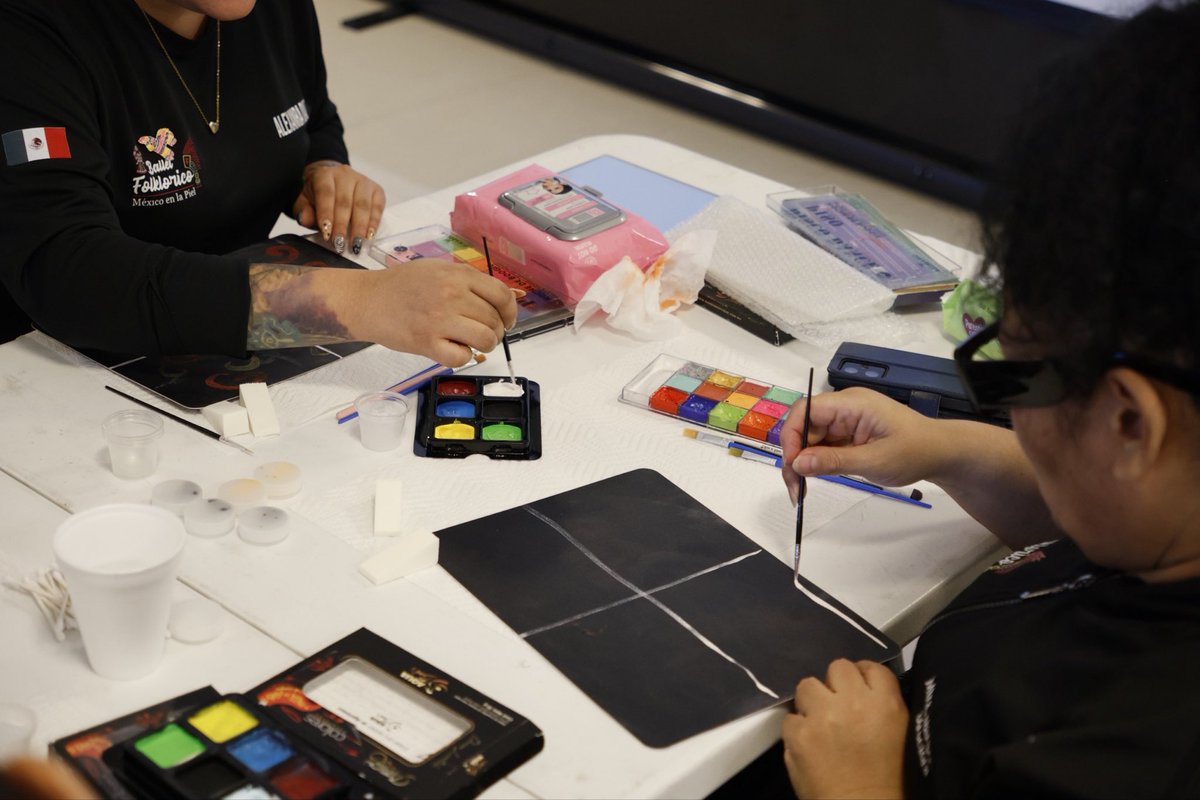 ConsulMexDou's tweet photo. Como parte del Programa de Promoción Cultural, #ConsulMéxDouglas impartió un taller sobre la evolución de la Catrina. Se abordó cómo su indumentaria, maquillaje y colores reflejan el sincretismo y la cosmovisión mexicana sobre la vida y la muerte.
#LaCatrina #DíaDeMuertos https://t.co/Ff3pMMJxvw
