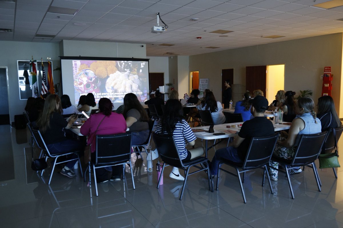 ConsulMexDou's tweet photo. Como parte del Programa de Promoción Cultural, #ConsulMéxDouglas impartió un taller sobre la evolución de la Catrina. Se abordó cómo su indumentaria, maquillaje y colores reflejan el sincretismo y la cosmovisión mexicana sobre la vida y la muerte.
#LaCatrina #DíaDeMuertos https://t.co/Ff3pMMJxvw