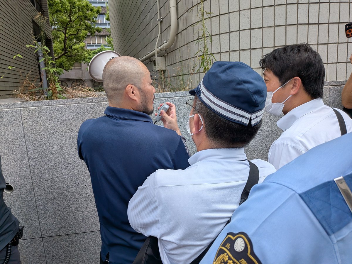 hidekitsukayama's tweet photo. 昨日の県庁前で発生した事案
関係者ならびに市民県民の皆様にお尋ねしたい

毎回公道でヘイト発言差別用語を発する
人物(吉田享平)に
一般人が抗議してます(警察官も注意喚起)してます。
(昨日は小学校前)

吉田享平は警察官の
言葉がけにも
(うるさいだまれ)と無視
(お手上げ状態)

事態は同じ事の繰り返しの中で起きた事象です

不可避な事象であった事を理解して欲しいし又
N氏でなく私であったり他の人が同じ思いで行動する可能性は今後もあり得るのではないか

現場の警察官を非難したり不支持などは
しません
(できる事をやっている)

この上は行政の長
斎藤元彦知事がこの差別発言者吉田享平に物申す事。
(時期は逸してるが)
が一番肝心要ではないか

ヘイト発言に罰則を
と署名活動も始まった。
喫緊の課題は
斎藤元彦の足下
(県庁前)で起こっています！

N氏を責め立てて
解決などあり得ない
残るのが
差別発言者　
吉田享平って地獄でしかない！

皆さんはそんな兵庫を望んでおられますか?
私は真っ平御免被ります‼️
起訴もされてないし
事実関係も明らかでない今N氏に対しての誹謗中傷、人権蹂躙をする行為は止めて下さい。

※注意喚起する警察　　官達⤵️
