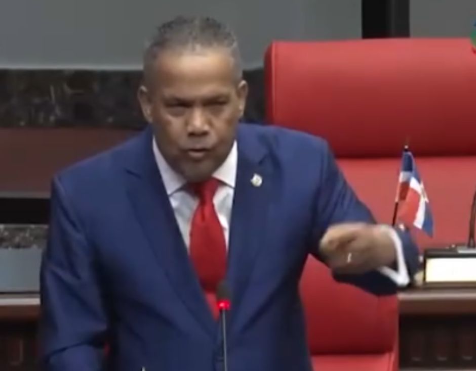 remolacha's tweet photo. Queja de Héctor Acosta: "Si el semáforo funciona, ¿Qué hace un agente de Digesett creando tapones?" https://t.co/08mE8hBuTX 

#remolachanet https://t.co/xZ3hjwzXVK