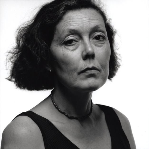 ROSALIABRASIIL's tweet photo. Anne Carson, uma das mais importantes escritoras da língua inglesa, publicou uma crítica sobre ROSALÍA após assistir a um show da LUX TOUR em Chicago.

“Eu nunca ouvi um som como esse. Sua voz, ainda de alguma forma brilhante como a de uma adolescente, se eleva acima da batida ensurdecedora do sistema de som como uma flecha de prata lançada ao espaço. O público grita, ela sobe ainda mais, e eles gritam novamente. Sua voz simplesmente os derruba. Ela canta tão alto que parece impossível, dança tão intensamente e por tanto tempo que ninguém consegue acompanhar. Ela nunca fica sem fôlego. Somos nós que ficamos sem fôlego.”
