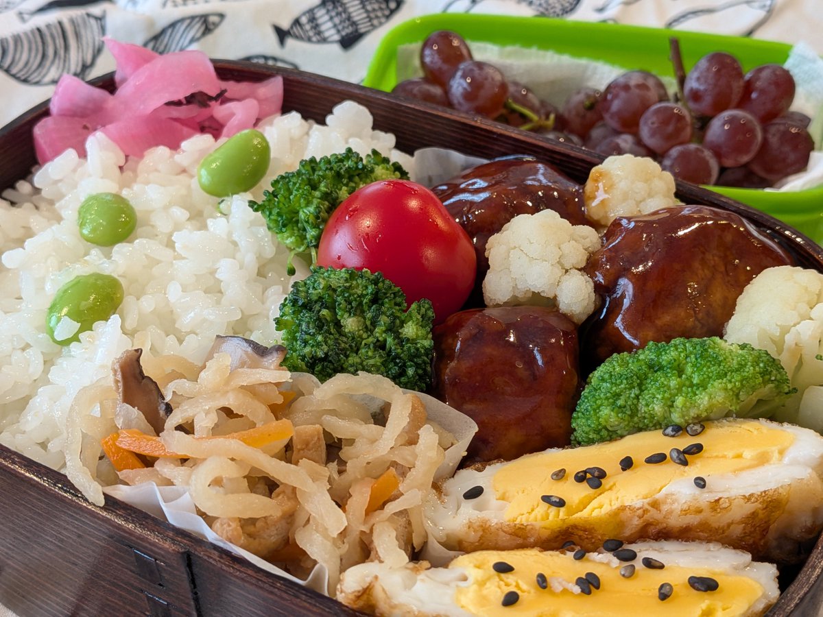 hyaskoy's tweet photo. #063

レトルトの甘酢肉団子、半月玉子、��販の切り干し大根、ごほんに枝豆、中段に塩昆布。

（750ml＋果物）
#男子高校生弁当
#高校生弁当
#お弁当記録 https://t.co/FoPsJEpVHa