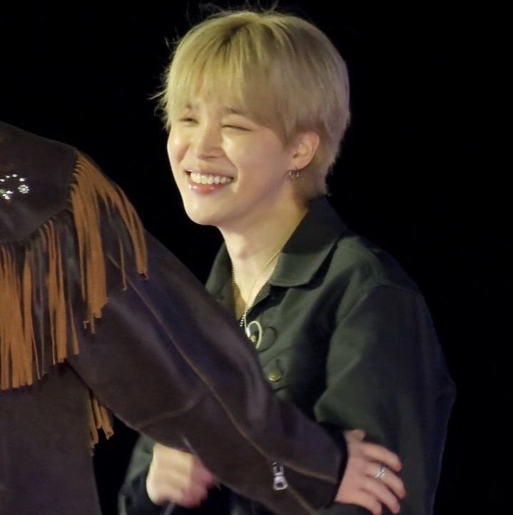 yoonminuttgirl's tweet photo. au jikook | 🪞 'armário de vidro' 

os 7 se conheceram no ensino médio e seguiram juntos até a faculdade.

entre dois deles, havia algo que ninguém ousava nomear.

jungkook se dizia hétero, até ver seu
"amigo" com outra pessoa.

#jikookau #kookmin https://t.co/AGZNlzusQ0