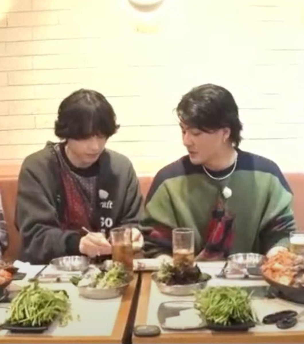 hkshn_erk71's tweet photo. 北斗の食事を気にかける慎太郎くんがメロいってバズってるけど本当にずっと気にかけてて時折メロを超えて怖いときがあるから、私は慎太郎くんが北斗の食事を気にかけることを飯監視って呼んでる
↓私の大好きな飯監視集 https://t.co/mQf9Zk508t