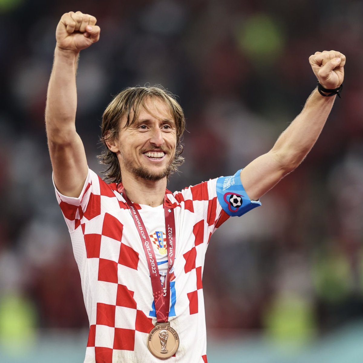 ActuFoot_'s tweet photo. 🚨 Luka Modric 🇭🇷 : « On parle de mon âge depuis 2019, on dit que j’ai 33, 34 ans, que JE NE PEUX PLUS JOUER…

ALORS QUE J’AI JOUÉ LE MEILLEUR FOOTBALL DE MA VIE !!! 🤩

Après cela, j’ai remporté 2 autres Ligue des Champions, terminé troisième d’une Coupe du monde avec la Croatie (2022), atteint la finale de la Ligue des Nations et d’autres titres gagnés…

SEUL COMPTE CE QUE VOUS FAITES SUR LE TERRAIN. Que vous ayez 18, 30, 40 ou 50 ans, cela n’a aucune importance. ❌ 

L’âge n’est qu’un chiffre mais les gens en font une OBSESSION. »

🎙️ @marca