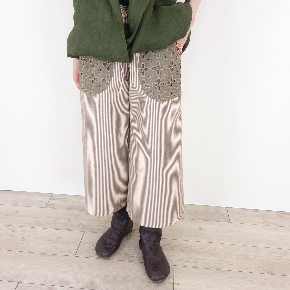 REALHANDMADE's tweet photo. ナチュラルなヒッコリーに刺繍レースを効かせた新作ボトムスのお知らせです✨

［新作予約］カーキグレージュヒッコリー・アイレットフラワーキュロット🌸

繊細なレースポケットが素敵なアクセント。落ち着いたカラーで大人可愛く着こなせます🍂

#ハンドメイド大人服 #秋コーデ #RealHandmade https://t.co/YcMaknUWtO