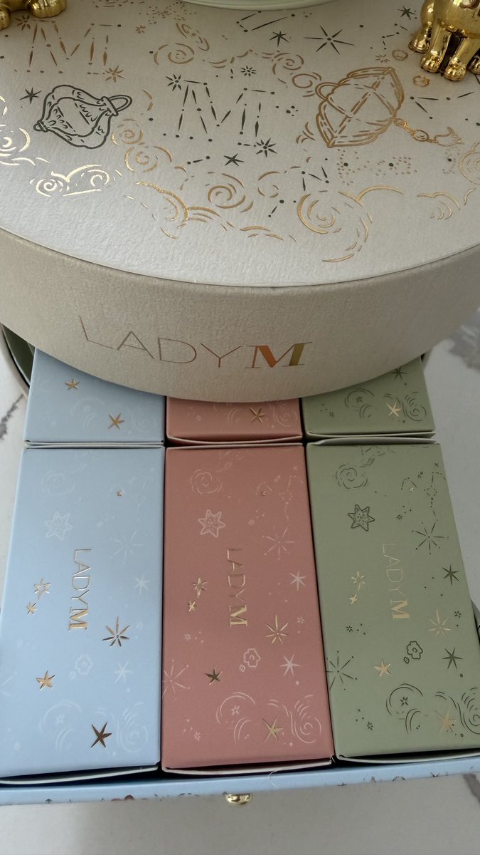 Susan52284214's tweet photo. 6个小月饼Moon cake这么大包装📦。 https://t.co/0kNZyH8zNg