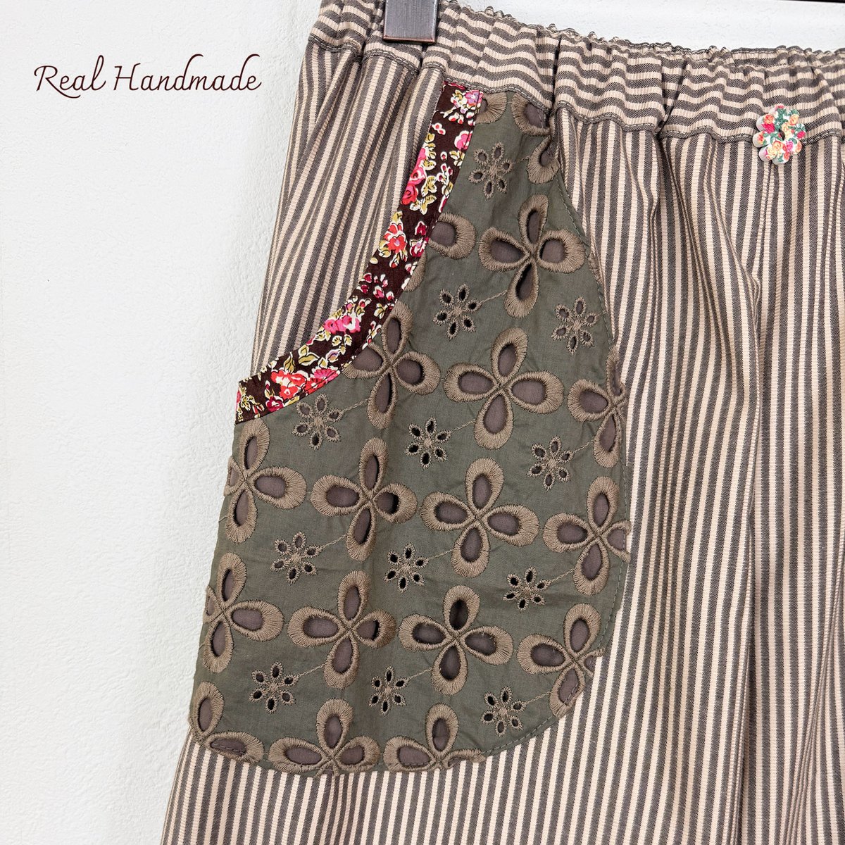 REALHANDMADE's tweet photo. ナチュラルなヒッコリーに刺繍レースを効かせた新作ボトムスのお知らせです✨

［新作予約］カーキグレージュヒッコリー・アイレットフラワーキュロット🌸

繊細なレースポケットが素敵なアクセント。落ち着いたカラーで大人可愛く着こなせます🍂

#ハンドメイド大人服 #秋コーデ #RealHandmade https://t.co/YcMaknUWtO